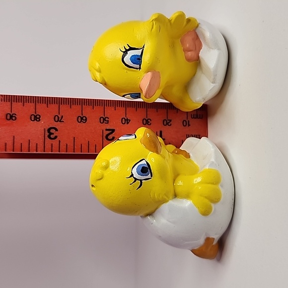 Salt and pepper baby chicks in an eggshell vintage project pieces - Picture 9 of 9